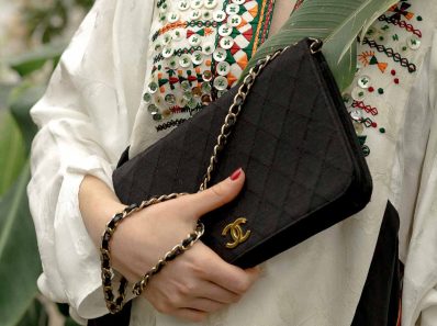Details maken het verschil: De kettingtas outfitformule voor de lente
