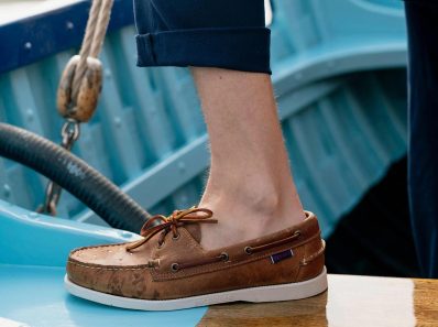 Leren bootschoenen: elegante stappen van de marina naar de stadsstraat